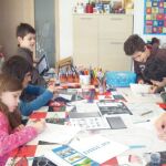 Clase de dibujo en casa de los hijos de la familia de Ketty Sánchez y Michael Branson en Irún.