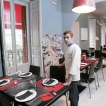 El chef, en el comedor del restaurante