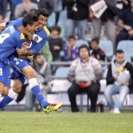 El delantero del Getafe Manu del Moral (i) celebra con su compañero Miguel Torres el gol