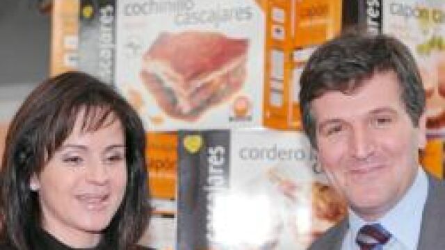 Silvia Clemente saluda al presidente de Cascajares, Alfonso Jiménez