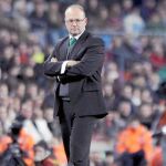 Pepe Mel, pensativo en la banda durante un partido del Betis esta temporada. Su puesto en el banquillo andaluz corre peligro