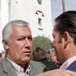 El presidente del PP-A, Javier Arenas, con el candidato de este partido en Sanlúcar la Mayor