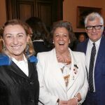 La alcaldesa, con el matrimonio Prada tras la «mascletà» del sábado
