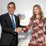 La consejera de Cultura. Turismo y Deporte firma el acuerdo con el directivo de Vivatours, Eduardo Millán, ayer en Intur