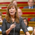 Negociación dentro y fuera del hemiciclo. negociación dentro y fuera del hemiciclo. Artur Mas apeló a la responsabilidad de la oposición para no bloquear los presupuestos. Alicia Sánchez-Camacho le recordó que no tiene mayoría absoluta.