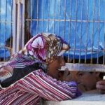 Una mujer siria y su hijo, ayer, en un campo de refugiados de Turquía
