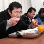 Un grupo de personas se alimenta en un comedor social de Cáritas de Castilla y León