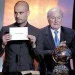 Guardiola fue el que tuvo la «papeleta» de mostrar cuál de su tres pupilos era el ganador del Balón de Oro