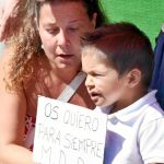 Una madre y su hijo recordaban el martes a los tres pequeños asesinados