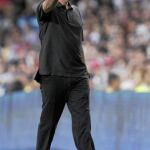 Mourinho da órdenes durante un partido; su castigo en la Liga de Campeones le impedirá estar mañana en el campo del Dinamo