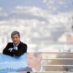 Alberto Fernández muestra el cartel de su precampaña que desde hoy se verá en 50 autobuses