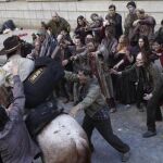 En la imagen, una secuencia de la serie de televisión "The walking dead". La literatura zombi llega al iPhone con «Los Caminantes»