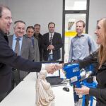 Juan Vicente Herrera saluda a una empleada de la empresa Morteros y Prefabricados Arquitectónicos