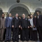 El presidente del Parlamento tunecino Fued Mebaza, (4d), posa para una fotografía con su gabinete después de abandonar la Asamblea Nacional tunecina,