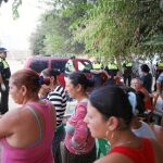 Varios chabolistas observan cómo se realizan las labores de desmantelamiento del poblado
