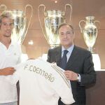 Coentrao enseña su nueva camiseta al lado de Florentino Pérez, en la sala de trofeos del Santiago Bernabéu