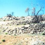 La tumbas ayer y hoy. Sobre estas líneas, uno de los cementerios de víctimas republicanas de la Carretera a Chinchón en la actualidad.