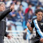 PELLEGRINI da instrucciones de Weligton en el partido de ayer