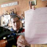 Uno de los responsables del bar Spirit muestra la denuncia presentada por los inspectores de la Conselleria de Sanidad