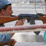 Un policía afgano cerca de uno de los edificios tomados por los talibanes