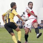 LUIS GARCÍA, uno de los úlñtimos fichajes del Zaragoza, trata de eludir la entrada del defensa rayista Casado