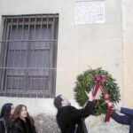 El alcalde coloca la tradicional corona en presencia de Teresa Jiménez-Becerril y una de las hijas del matrimonio asesinado en 1998