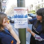 Dos voluntarias con uno de los carteles de la marcha unitaria del 9 de abril «Por la derrota del terrorismo: ETA fuera de las elecciones»