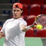 El tenista español Rafael Nadal golpea una bola durante el entrenamiento de la selección de la Copa Davis, en Charleroi, Bélgica