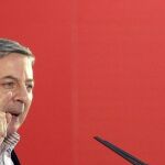 El ministro de Fomento, José Blanco, interviene durante un foro