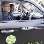 El presidente Camps y el alcalde de Sagunto, Alfredo Castelló, en la reciente presentación de los coches