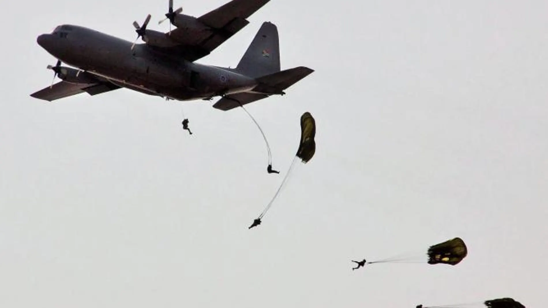 Una imagen de archivo fechada el 13 de septiembre de 2004 en la que un avión de la Fuerza Aérea Sudafricana C130 Hercules en Bloemfontein, a 400 kilómetros al sureste de Johanesburgo, Sudáfrica.