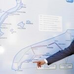 El presidente del PP-A, Javier Arenas, ayer junto a Joan Amorós, muestra el trazado del corredor mediterráneo