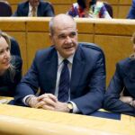 Manuel Chaves, conversa con Trinidad Jiménez y Elena Salgado durante la sesión de control al Gobierno esta tarde en el pleno del Senado
