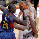 El pívot senegalés del Regal FC Barcelona Boniface Ndong (i), intenta el pase ante la defensa del pívot estadounidense Will McDonald, del DKV Joventut