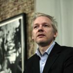 Assange recibe discos compactos con detalles bancarios de cuentas de famosos