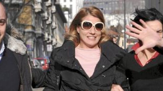 La prostituta de lujo Nadia Macri (centro) llega al tribunal de Milán, ayer, con dos policías