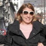 La prostituta de lujo Nadia Macri (centro) llega al tribunal de Milán, ayer, con dos policías