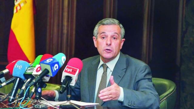 El alcalde leonés, Emilio Gutiérrez, da cuenta de un centenar de medidas para los 100 primeros días de su mandato