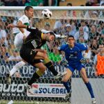 El defensa del Granada Íñigo López (c) lucha un balón con el defensa del Elche Samuel Llorca
