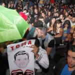 Más de una decena de patrullas antidisturbios impedían ayer que los «indignados» llegaran a las puertas del Congreso