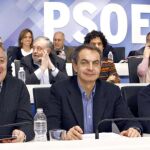 El secretario general del PSOE y presidente del Gobierno en funciones, José Luis Rodríguez Zapatero (c), junto al ministro de Fomento en funciones y vicesecretario de Organización del PSOE, José Blanco (i), y el vicepresidente del Gobierno de Política Ter