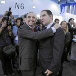 El consejero de Turismo, Rafael Rodríguez, junto a Elías Bendodo