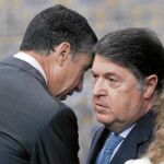 Zaplana se sentó en el acto institucional del 9 d'Octubre junto a los ex presidentes Joan Lerma y José Luis Olivas, con quien departió después del acto