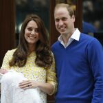 Los Duques de Cambridge abandonan el hospital con su hija.