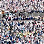 Las banderas libanesas ondearon al paso de la comitiva del Santo Padre en la explanada situada frente al puerto de Beirut
