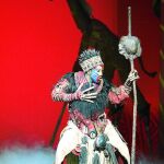 Brenda «Brinzo» Mhlongo, en el papel de Rafiki, en la escena que abre «El Rey León»