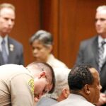 Conrad Murray, ayer, mientras un agente lo esposaba