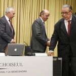 De izq. a drcha, Eduardo Olier; el presidente de Seopan, David Taguas; el ex secretario de Estado Luis de Guindos, el catedrático Juan Velarde, y Rafael Domenech, miembro del Servicio de Estudios del BBVA