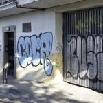 Acuchilla a su madre por la espalda