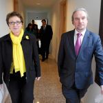 La consejera de Hacienda de Andalucía, Carmen Martínez, y el procurador socialista, José Francisco Martín, se dirigen a la rueda de prensa